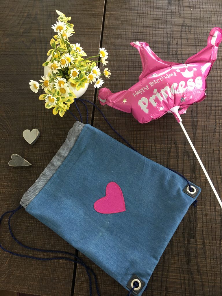 Rucksack aus Jeansstoff mit rosa Herz mit Happy Birtday Prinzess Ballon und Blumen.